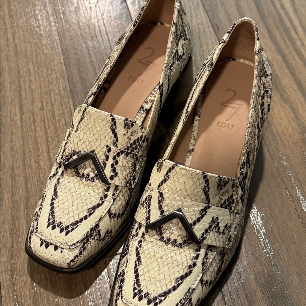 27 EDIT Snake-Print Loafers with V-Metal Accent